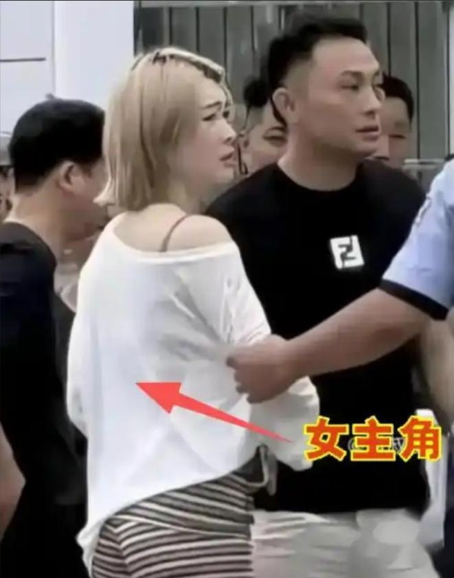 谁又能想到，安安稳稳停在路口等红灯，竟也会招来灭顶的横祸！ 6月20日下午3