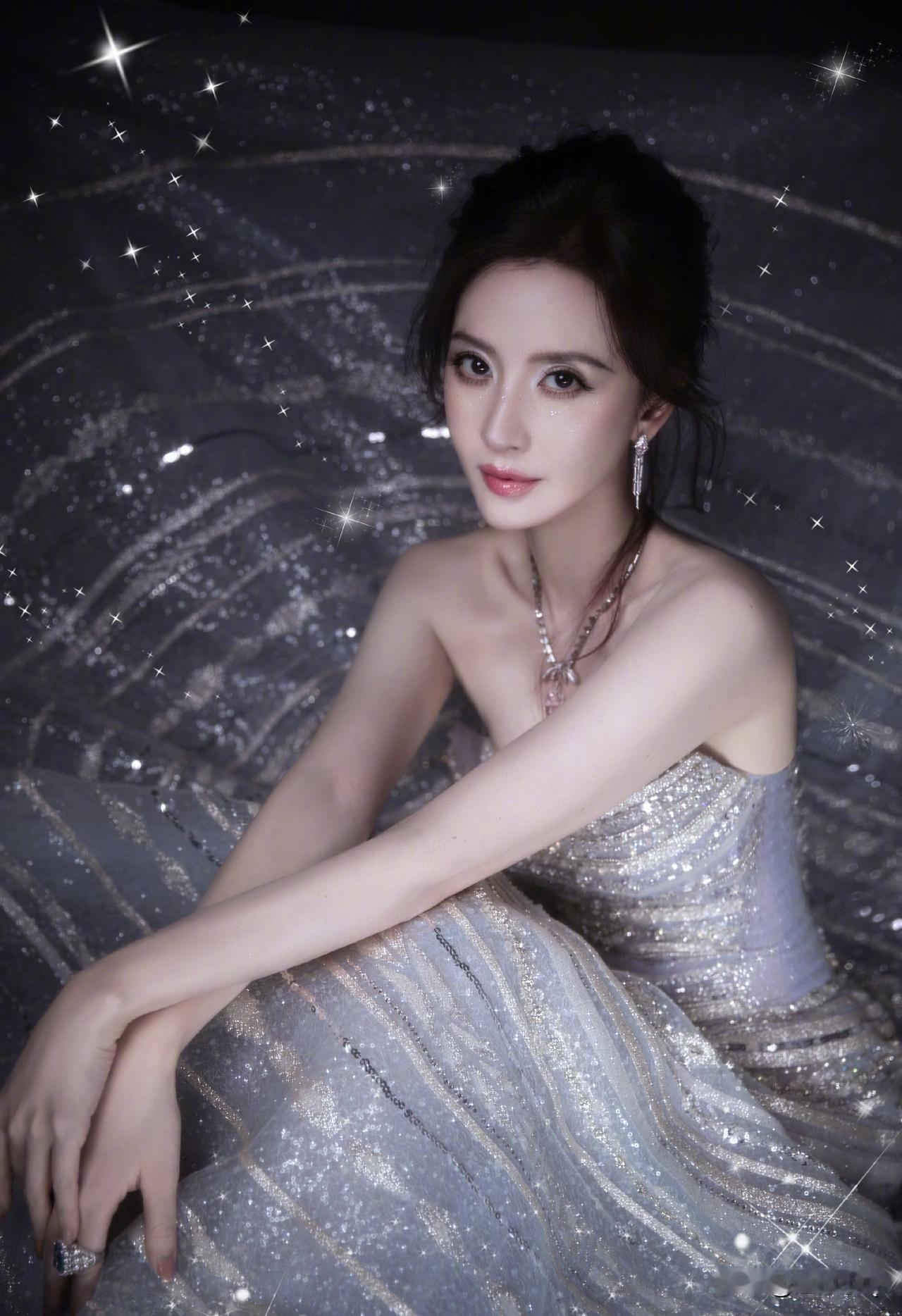张萌这裙子好绝，一铺开就像她身处浩瀚星空一样，熠熠生辉。不过张萌的脸怎么回事，被