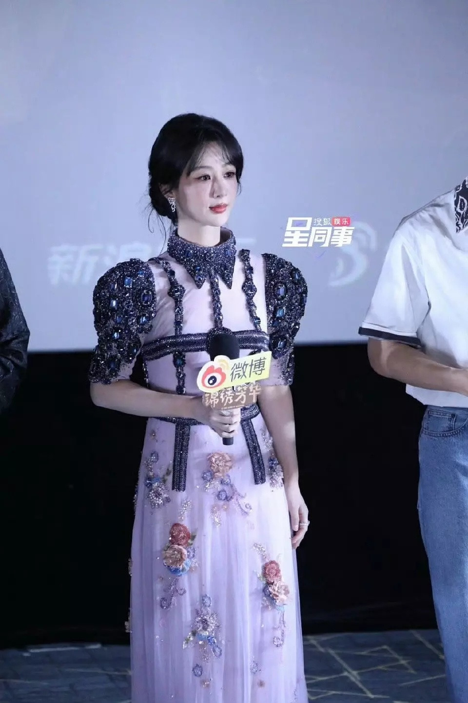 杨紫今日活动生图，杨紫总能把第一眼看上去不起眼甚至不是很好看的衣服穿得好看又贵气