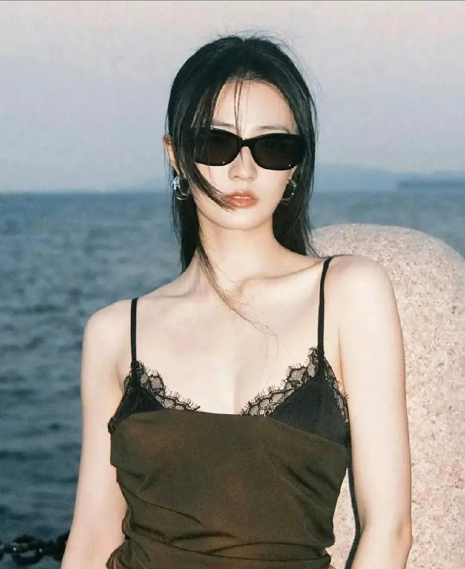 徐璐的夏日氛围感，狠狠拿捏了！被徐璐这组夏日写真美到心巴上啦😍