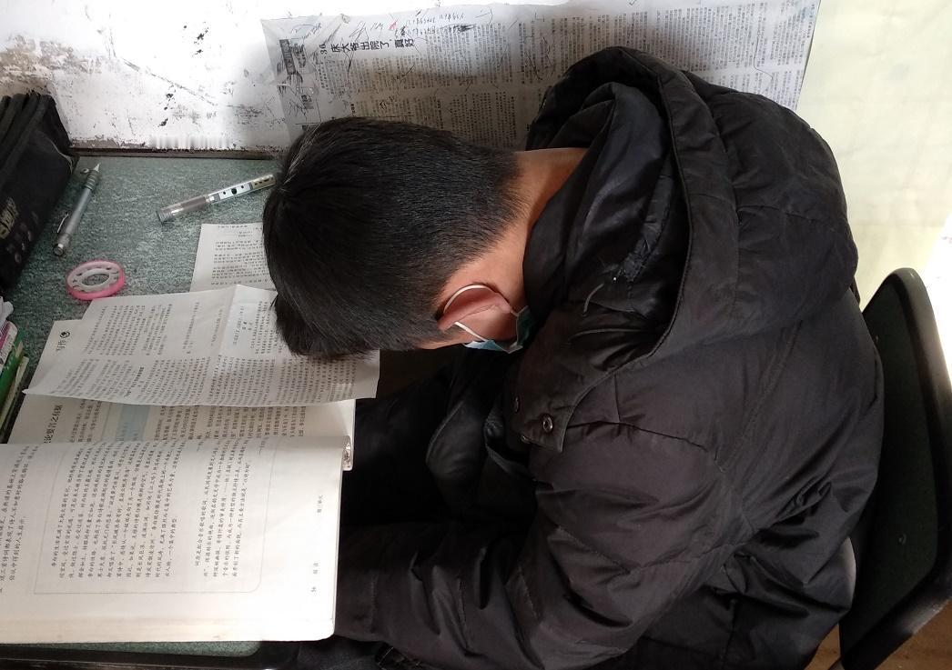 终于有人肯站出来给老师们撑腰了！网上消息，唐山一名家长因为孩子违反纪律被老师用戒