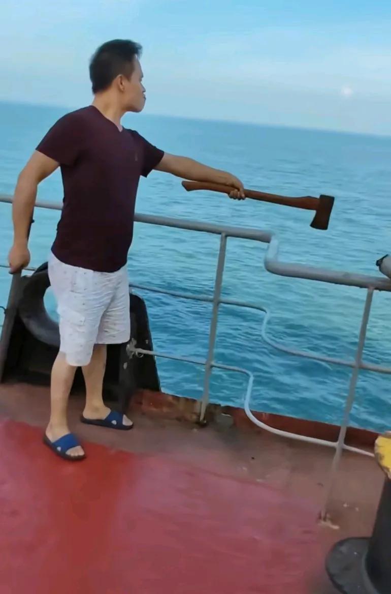 别看他们现在人畜无害，只要让他们上船马上0元购，瓜菜下面全是机关枪提高警惕是真