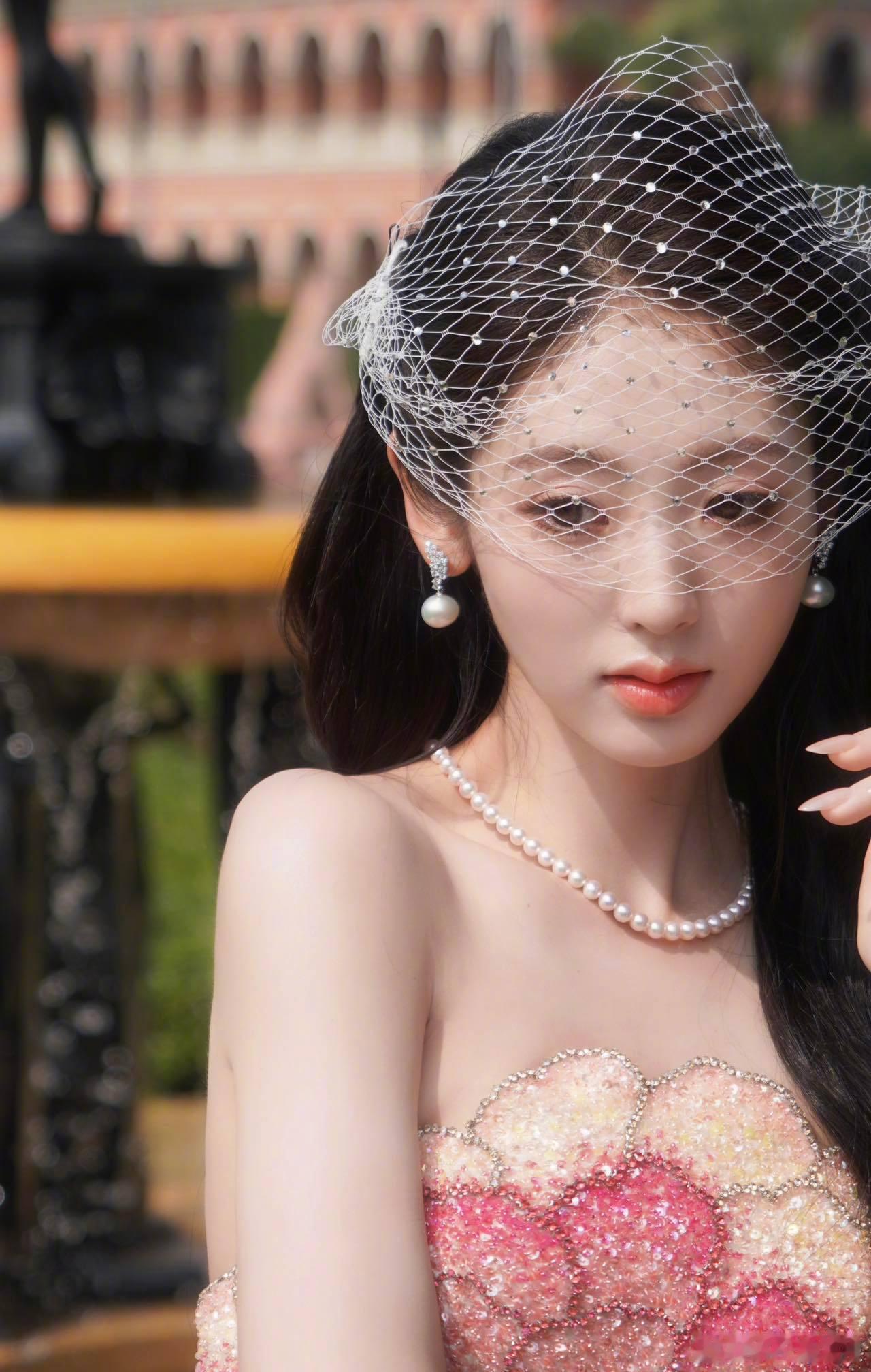 邢菲把荷花穿在身上也太会了！无袖设计衬出肩颈线条，立体荷花缀满裙摆，搭配珍珠耳饰