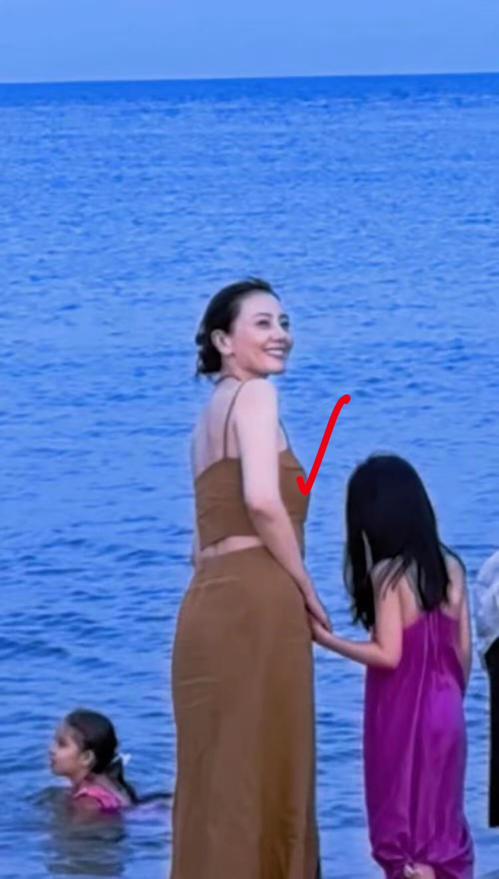 网友偶遇高圆圆带女儿巴塞罗那度假，明星也是错峰带娃出游啊[doge]​​​