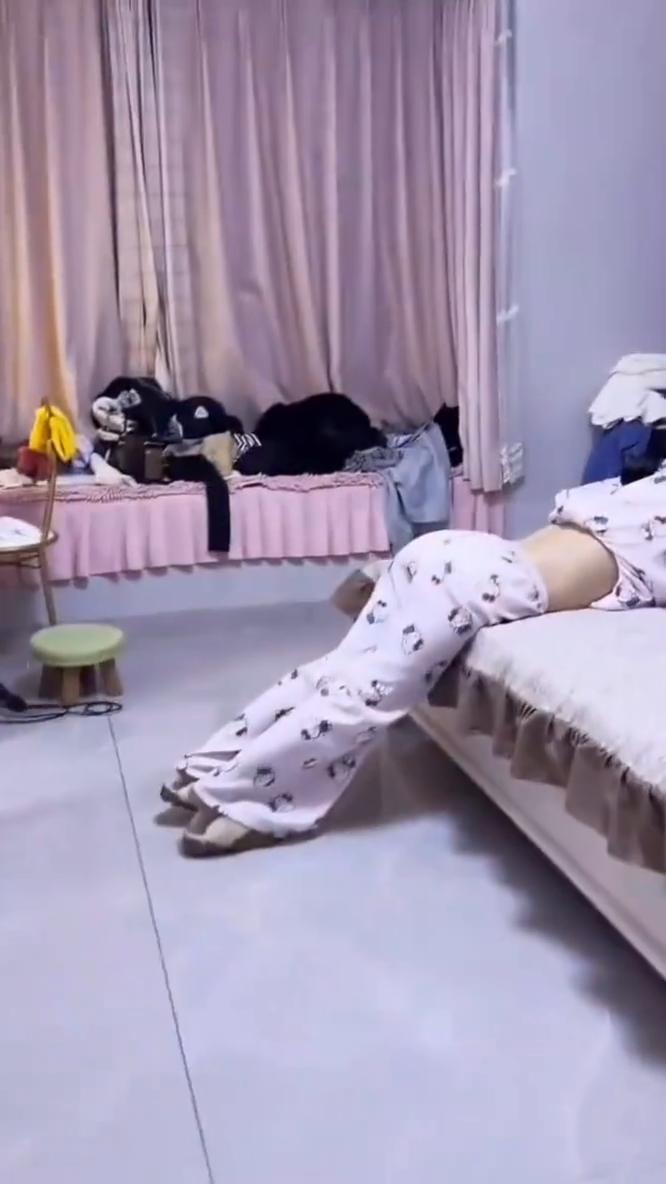 给我擦皮鞋，我要烟牌。