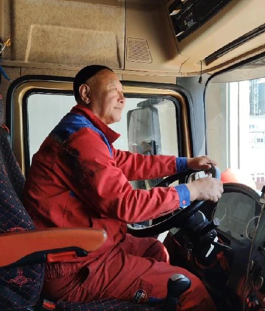 “梯子都坏了还没人扶！”河南商丘一个收费站里，货车司机殒命的画面让人看得心里发堵