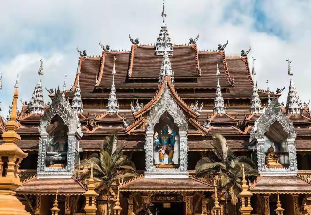 从勐腊回来好几天了，心里一直没过去。不是景色多震撼，是那个没人听过的边境小城，