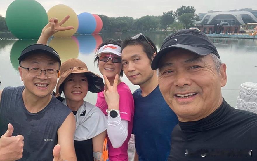 平时没有拍戏的周润发，就跟一些朋友们去跑步锻炼身体，不化妆不美颜的情况下，他看起