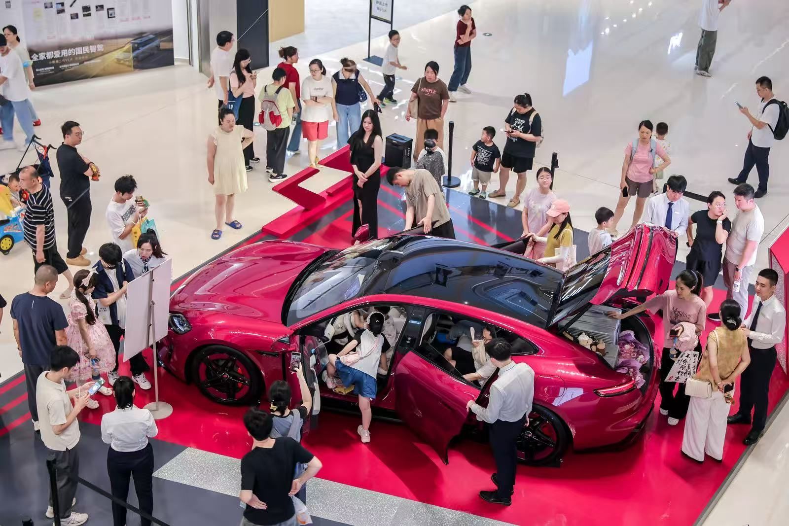 想到尚界Z7会卖爆，但没想到会火成这样！五一期间线下门店客流持续爆满，年轻消费者