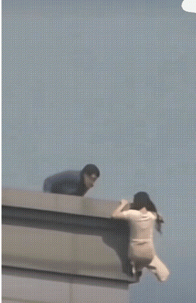 救人！😡千钧百发，十分危急！女子目测一米六以上，体重一百多斤，双手扒
