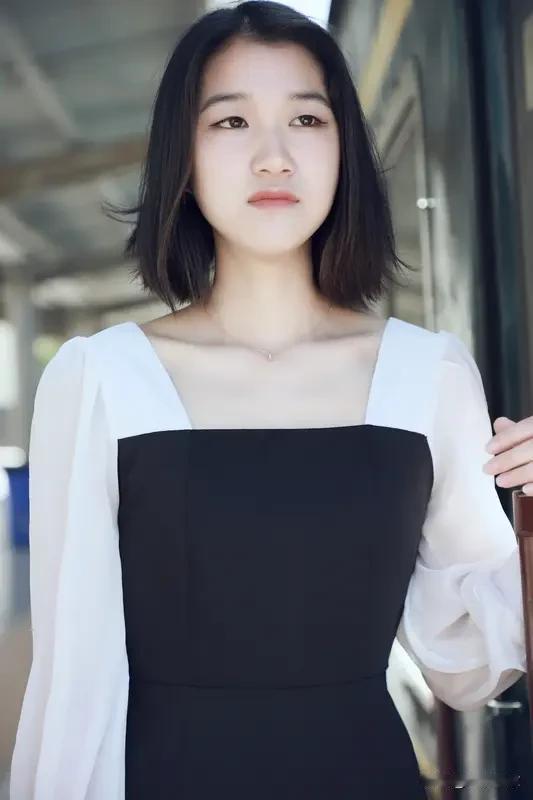 深圳这场国际模特大赛真是闹得沸沸扬扬！11月16日颁奖时，15号选手拿了女模组广