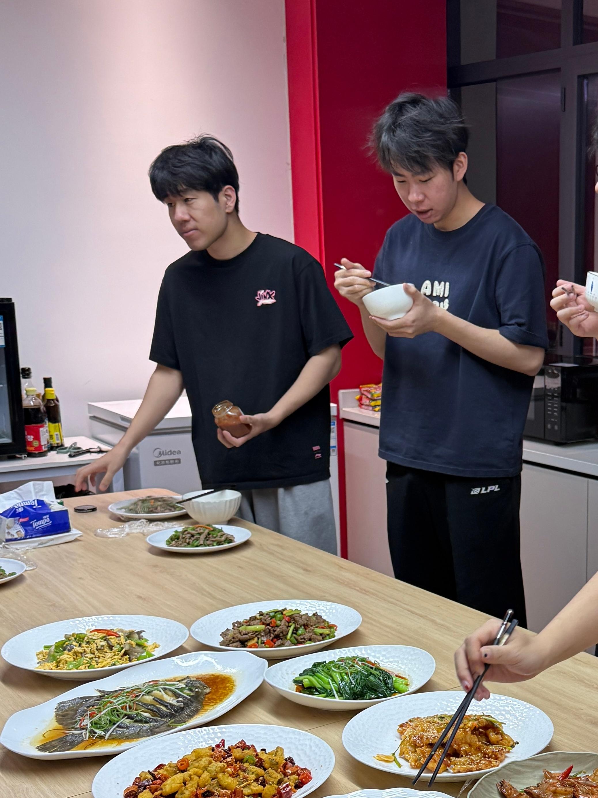 JDG分享队员晚饭聚餐照片: GALA有了减脂餐搭子