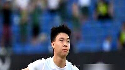 王钰栋在亚运会轰穿韩国球门后，直接拒了国内几家俱乐部给的天价签字费。这笔普通球员干十年都挣不到的钱被