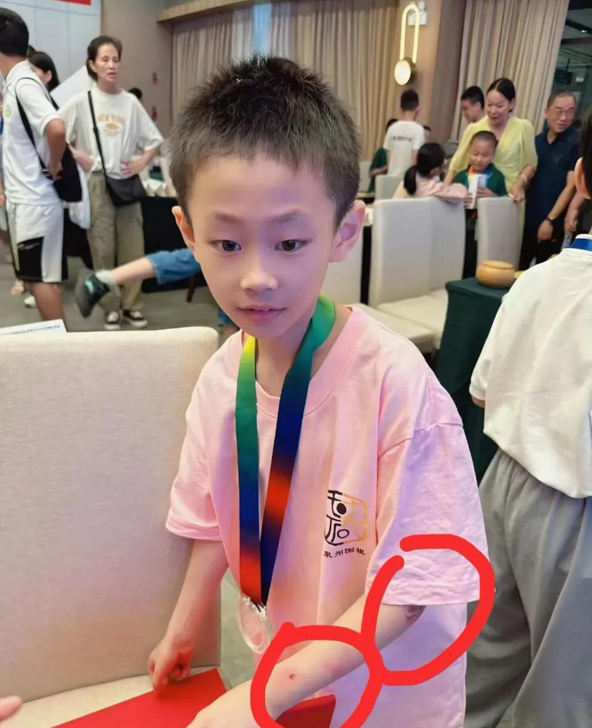 9岁的围棋小天才朱宏鑫从高楼一跃而下，结束了自己短暂的生命。就在出事前半小时，这