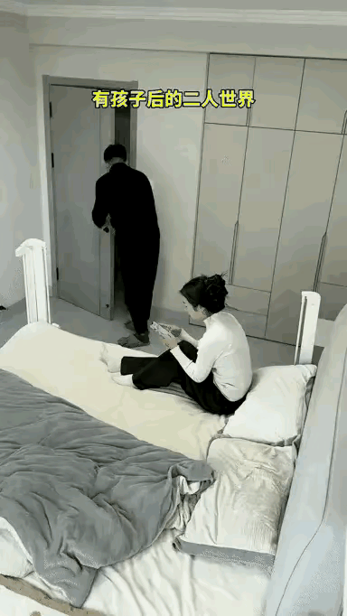 哈哈哈，有孩子后的二人世界好尴尬，太好笑了！[赞][捂脸哭]某户人家，爸