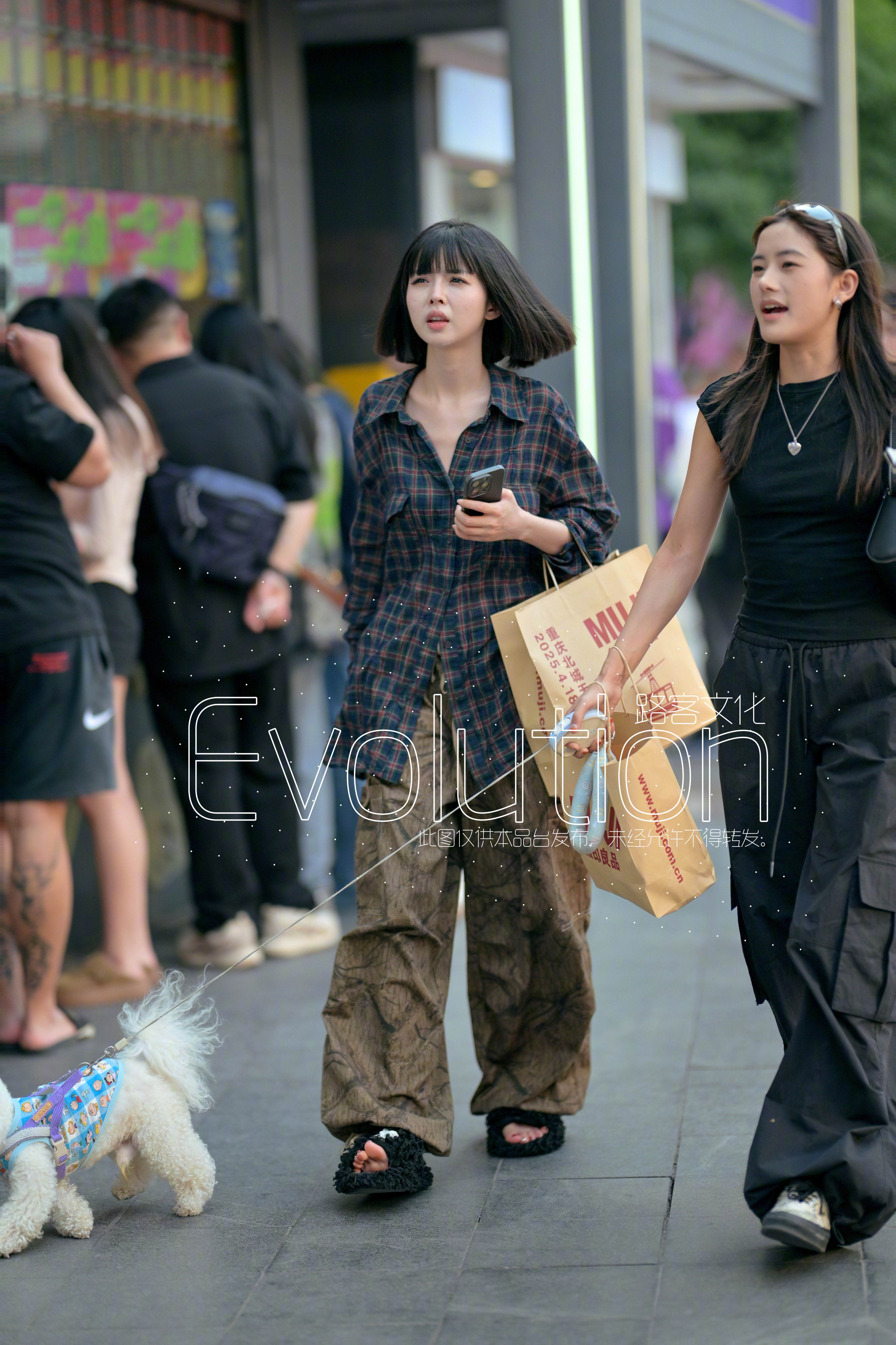 小姐姐的发型有点可爱​​​