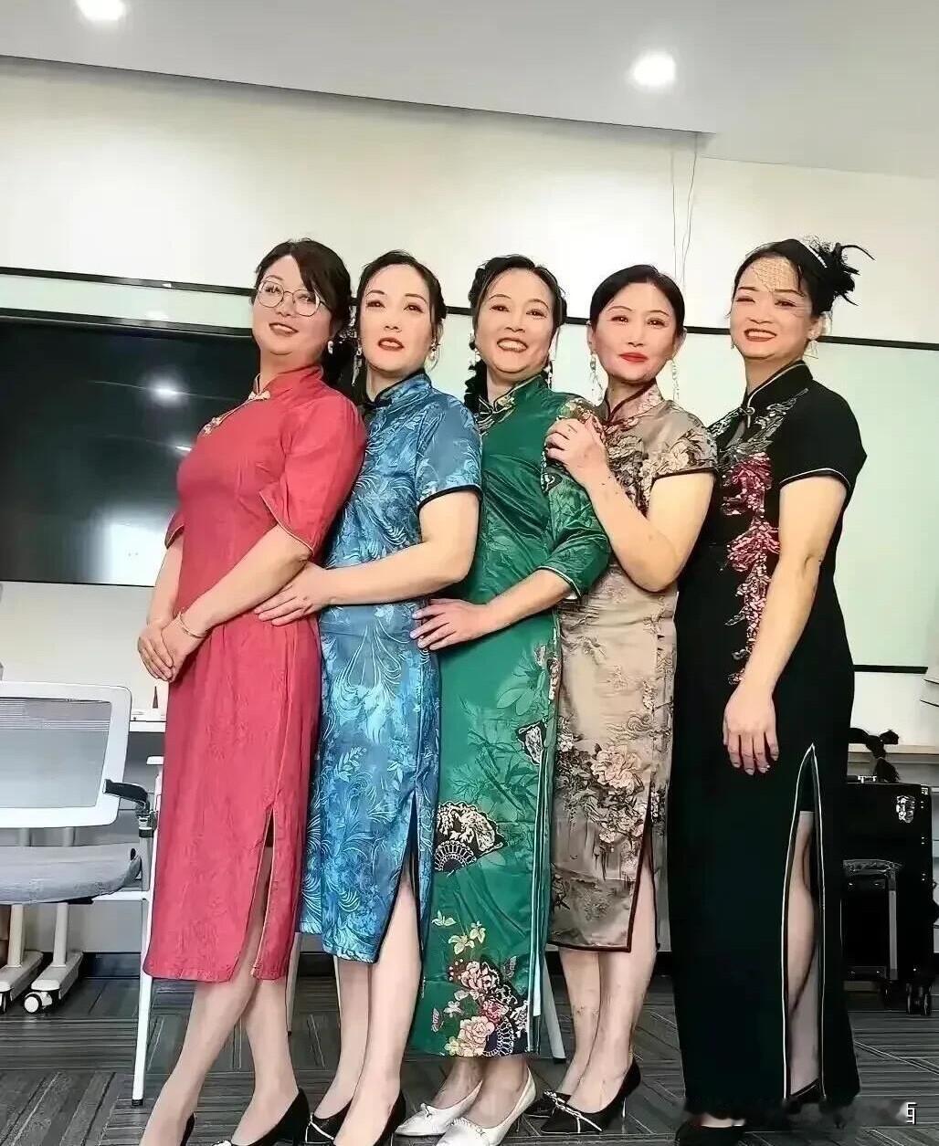 五位大妈退休之后的闲暇时间经常相聚一起，她们穿着不同风格的旗袍，气质各不一样，虽