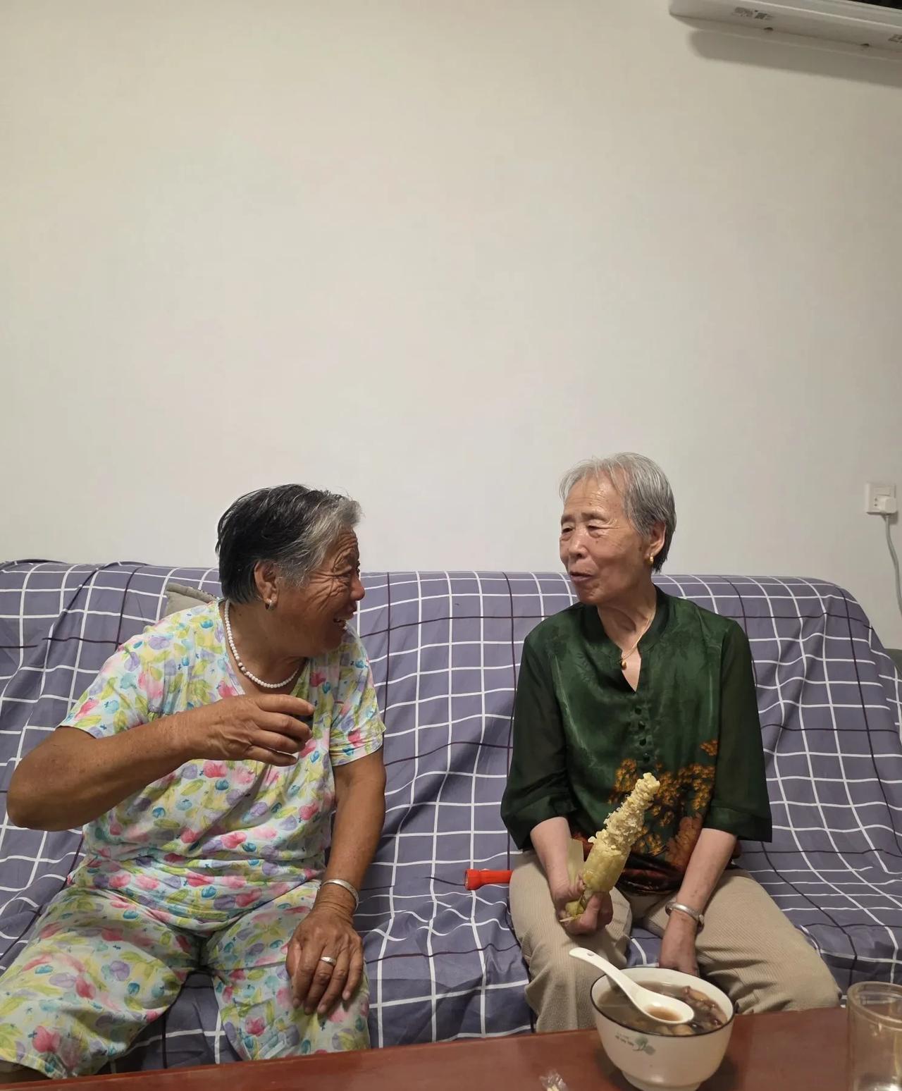 今天晚饭很简单，都是乡亲送来的，天很热，不想动烟火……玉米是北邻嫂子上午送来的