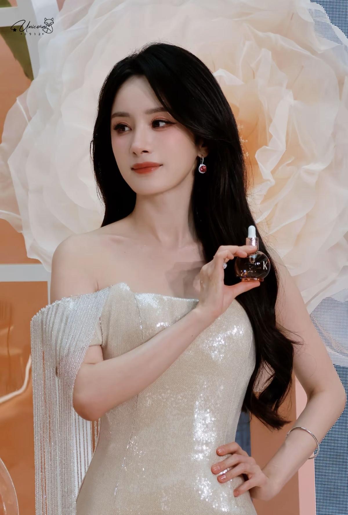 杨幂今日活动造型裸色流光礼服，搭配萧邦珠宝，发丝如瀑，眼波流转，每一