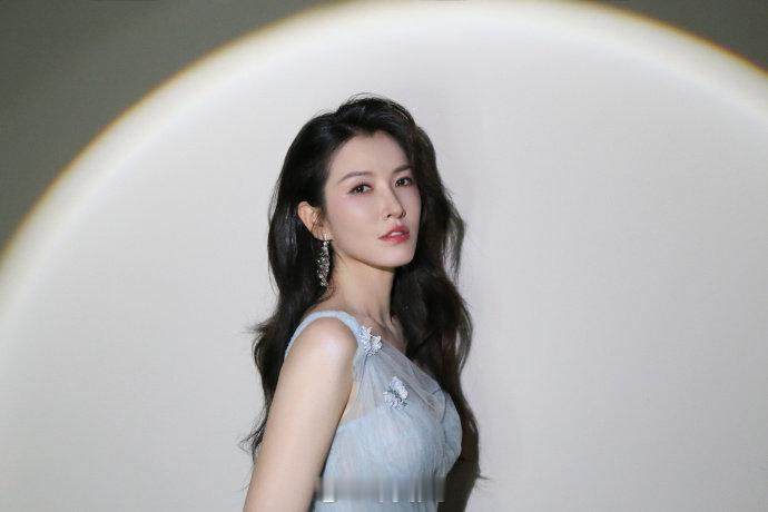 徐洁儿为什么会没人选徐洁儿逆袭徐洁儿舞台开口就惊艳，唱功稳定又有质感，和声更是