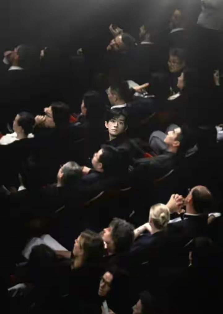 估计易烊千玺身边出坏人了，领着他往歧途上走。冒着大量掉粉的危险，在自毁形象式表演