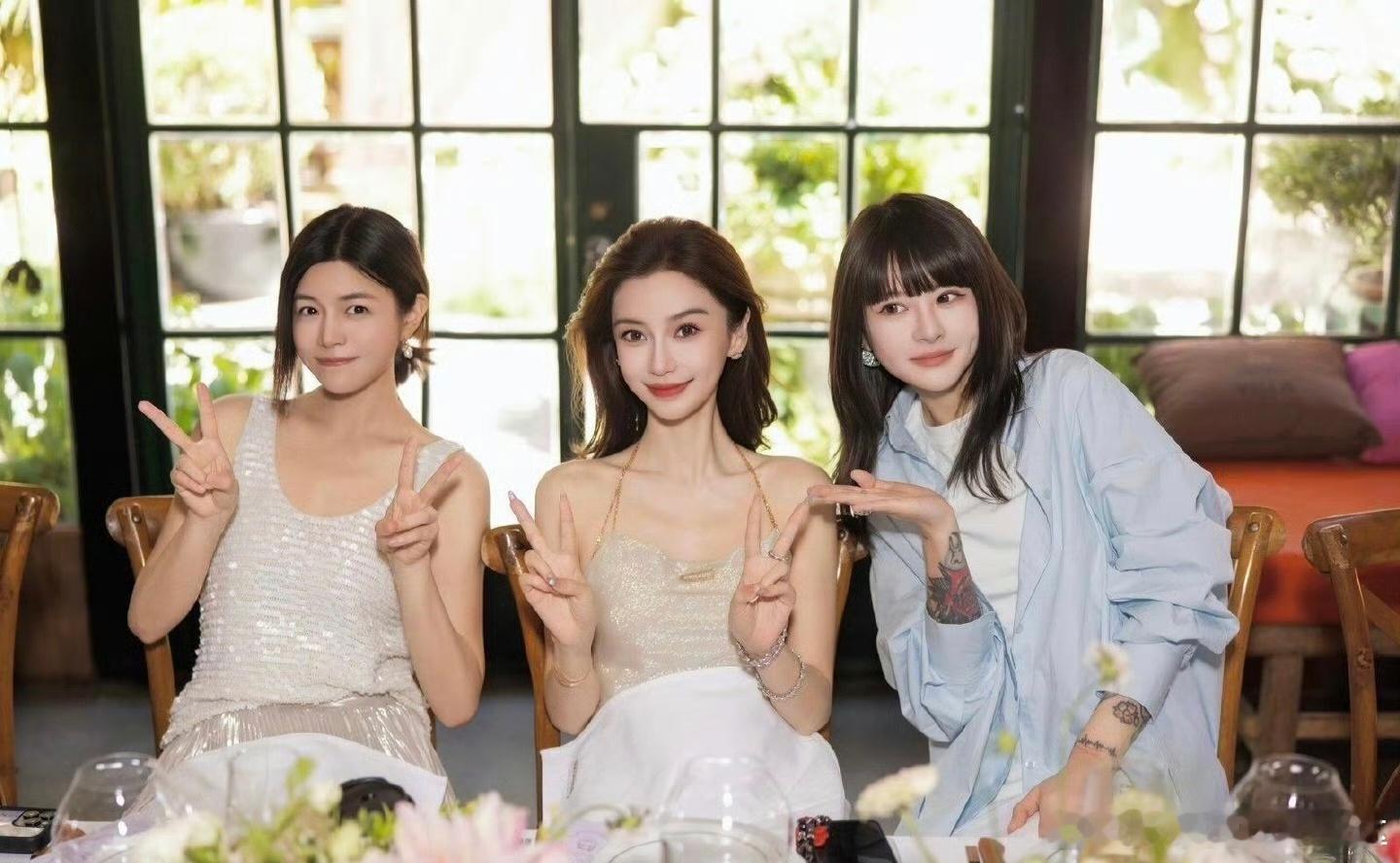 Angelababy这张脸还是太权威了Angelababy参加闺蜜生日宴​​​