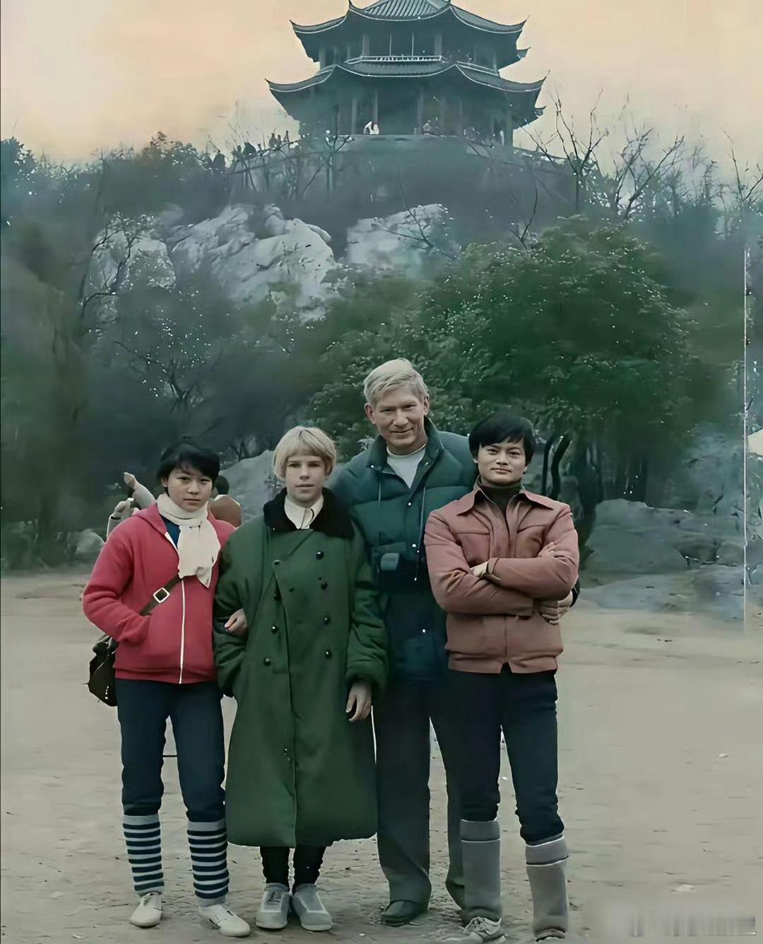 马云当年的打扮，不会真的有人相信他说他自己是寒门吧
