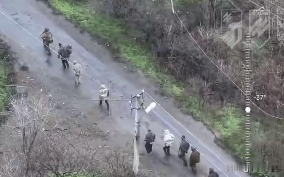 切断退路，补给耗尽，俄军突击队18人被俘，证实俄军推进困局！环球网消息，4月前