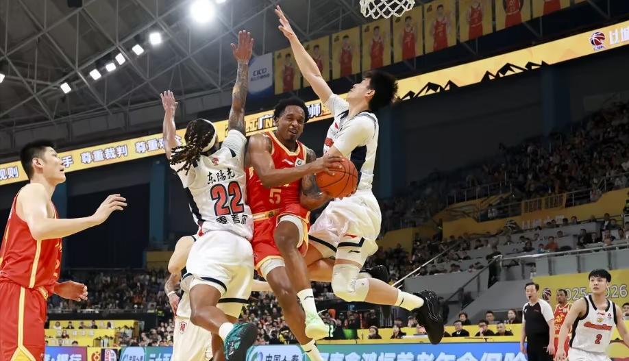 广厦男篮遭广东双杀：实力差距还是战略选择？在主场不敌广东队后，广厦男篮本赛季