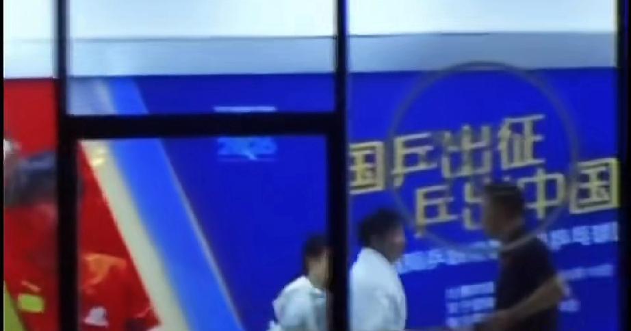 像老父亲般的德华，对莎莎的爱真拿的出手。莎莎训练结束，身上披着毛巾，德华就在回