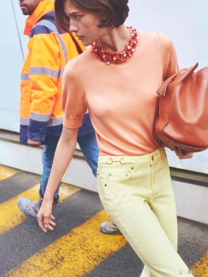 超模ValerieScherzinger为来自美国的设计师同名品牌UllaJ