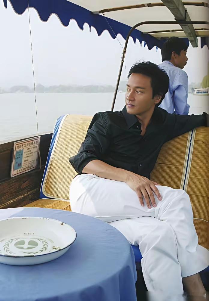 别信什么“有钱有名就快乐”。2000年，张国荣在演唱会上唱《我》，突然停下说：“