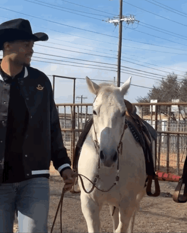 只有马刺队官方的新年祝贺方式不一样！那是真马，也真的会马到成功！中国传统节日—