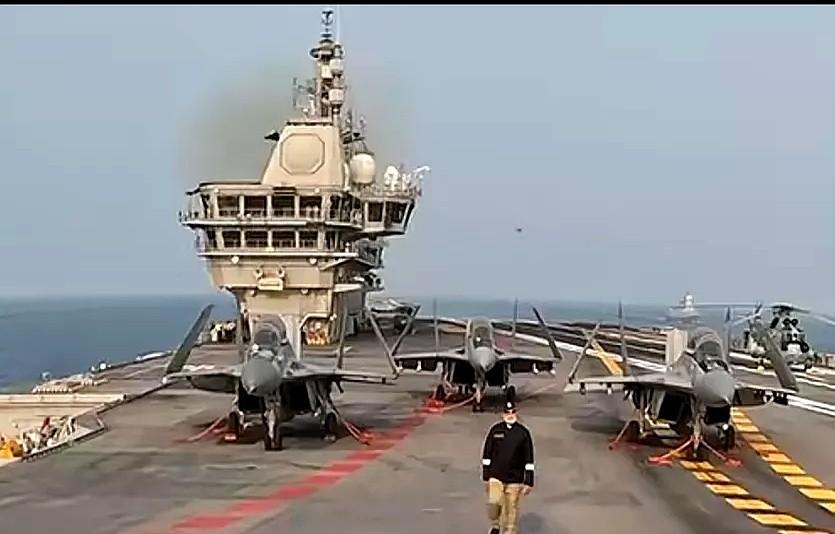 莫迪这回可真飘了。排灯节当天,踩上那艘维多兰号航母,笑得跟捡了宝似的。特朗普呢?