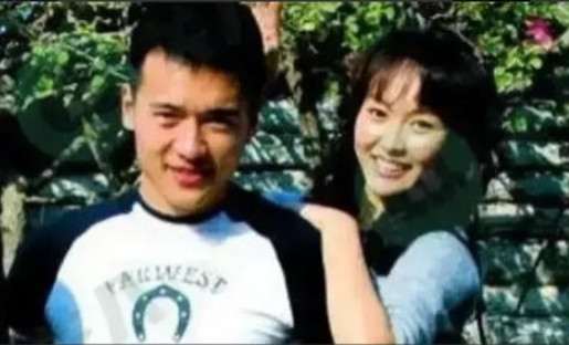 2010年，身价5000万的唐嫣和高云翔同居三年，高云翔再次求婚：“糖糖，这是我