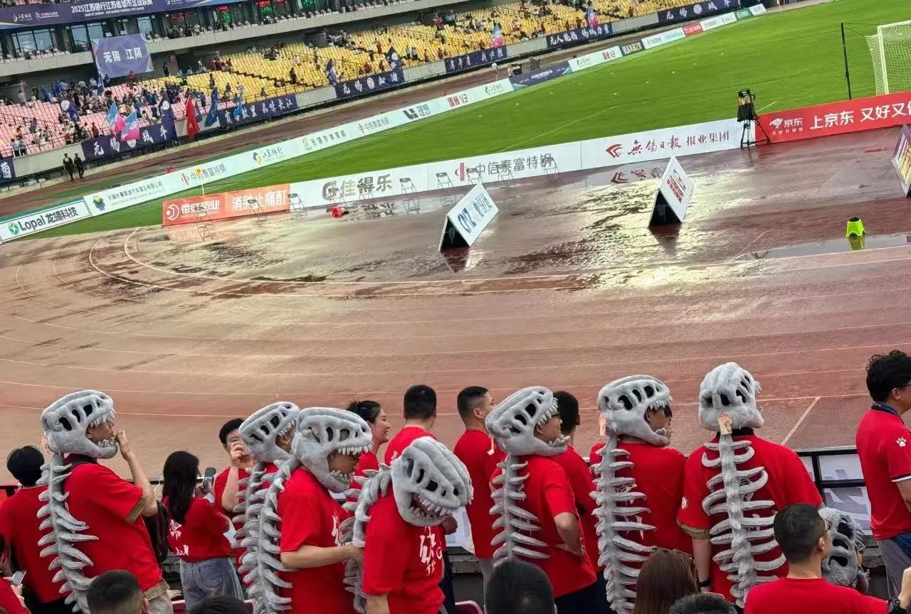 苏超今天迎来了一场“重量级”比赛，由倒数第二的无锡坐镇主场迎战倒数第一的常州！笔