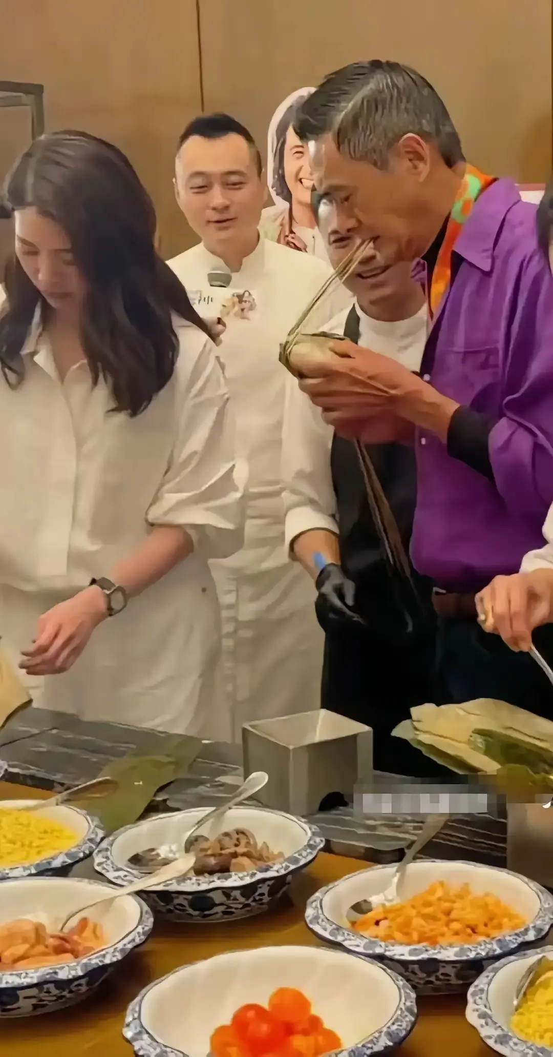 看这包粽子的动作就知道，发哥一定是真牙不是戴的假牙
