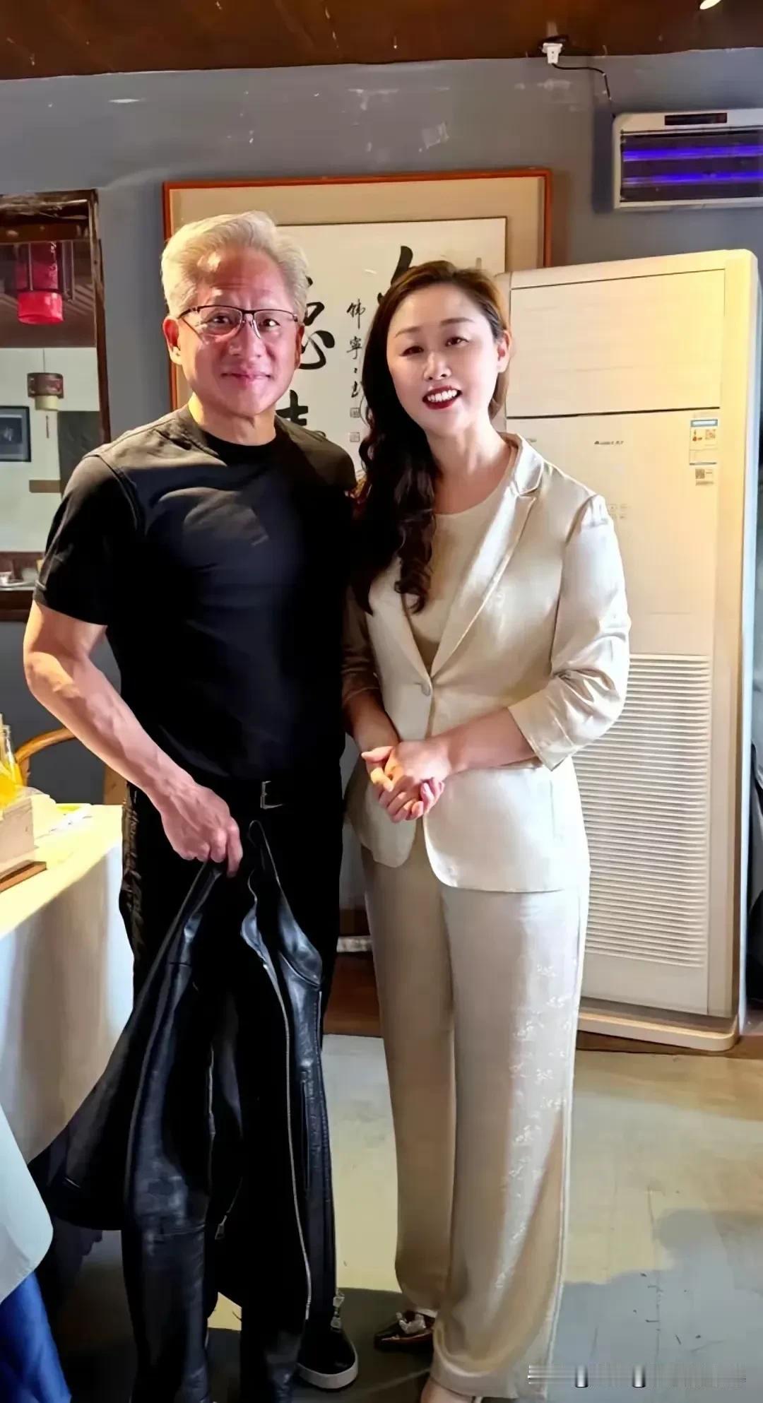 黄仁勋在北京庆云楼吃饭，老板娘的脑子真灵光，全程亲自服务黄仁勋用餐，最后顺理成章