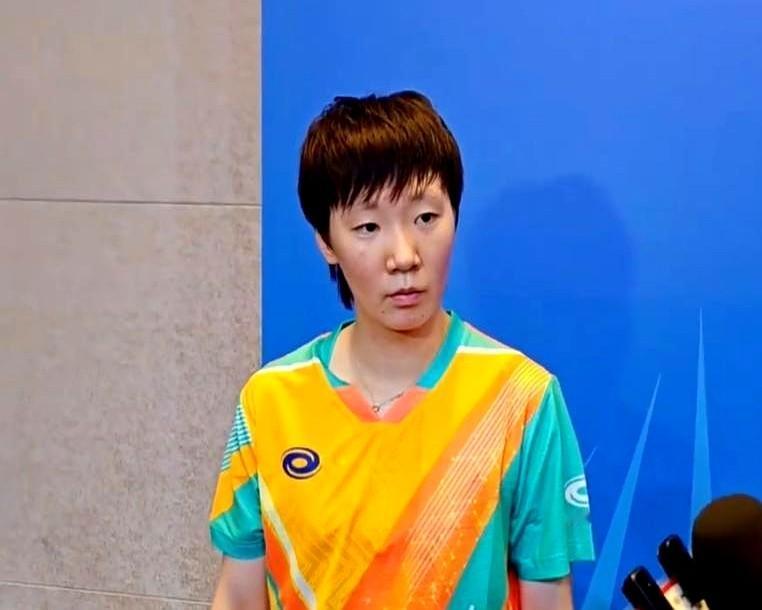 “5比9落后，再输两分就翻车，她却把19岁小将的庆祝动作按回兜里。”昨晚全运