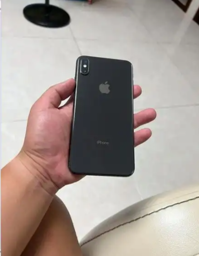 我一直想不明白为什么有些女人非要买苹果手机呢？现在2000块钱的手机有高刷、