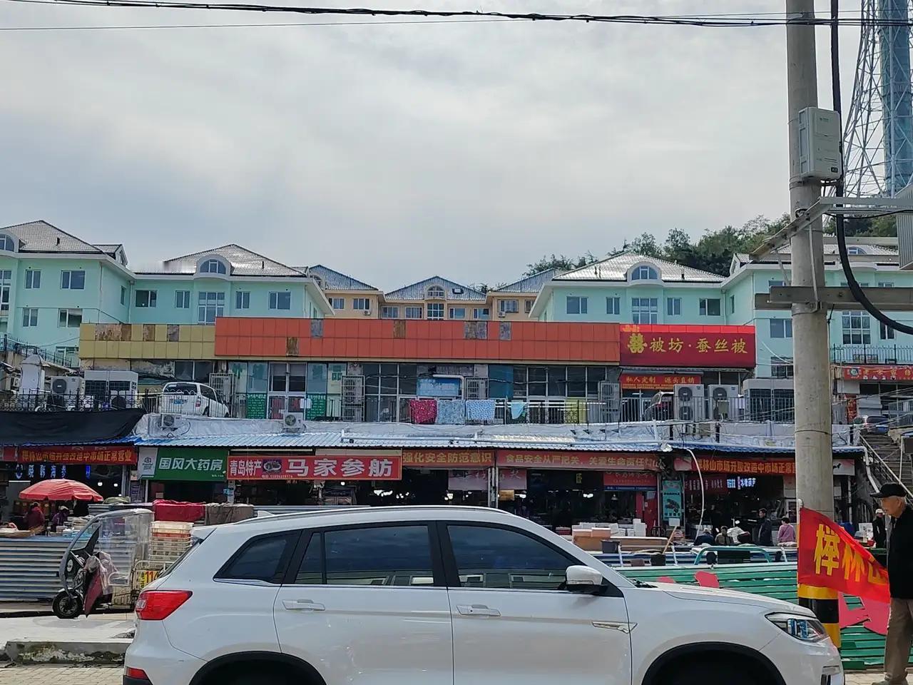 青岛榉林山市场惊艳蜕变！海鲜控集体沸腾，老城区暗藏美食宝藏引爆全城味蕾狂欢（