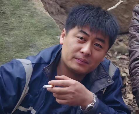 这回没人说模仿张雪峰了吧！年轻时候的烧烤陈杰，手上就戴着手表。不过话说回来，胖的