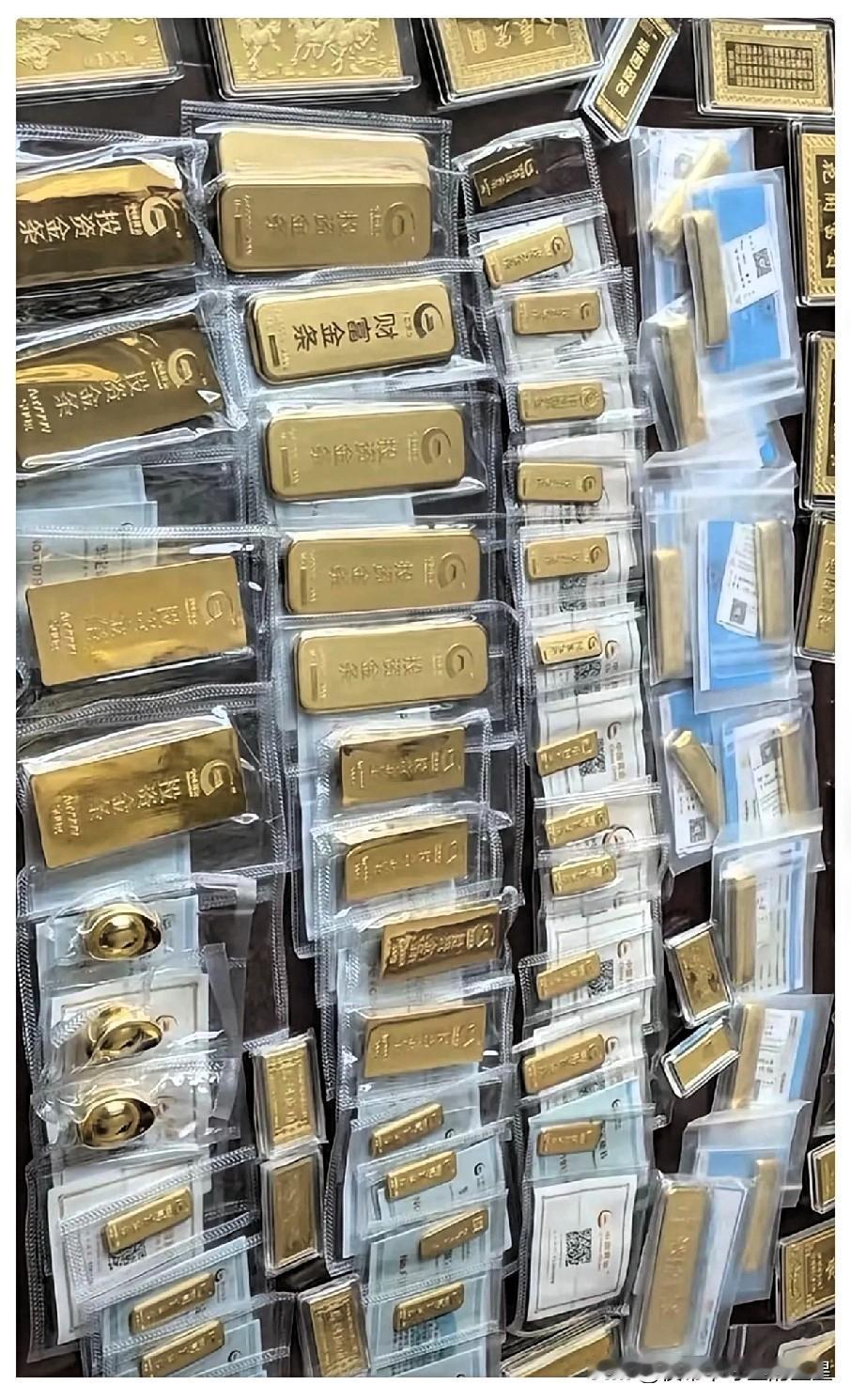 刚卖黄金的人，今天估计又要拍大腿了，就在昨天暗金金价一路涨到1017/克。