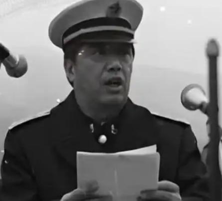 1998年，香港，贺龙之子贺鹏飞，看四下没人，径直走到商人徐增平身边，压低了嗓门