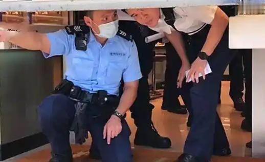 2005年，香港美女珠宝商惨遭蒙面人杀害，临死前她苦苦哀求愿出四千万保命，凶手蛰