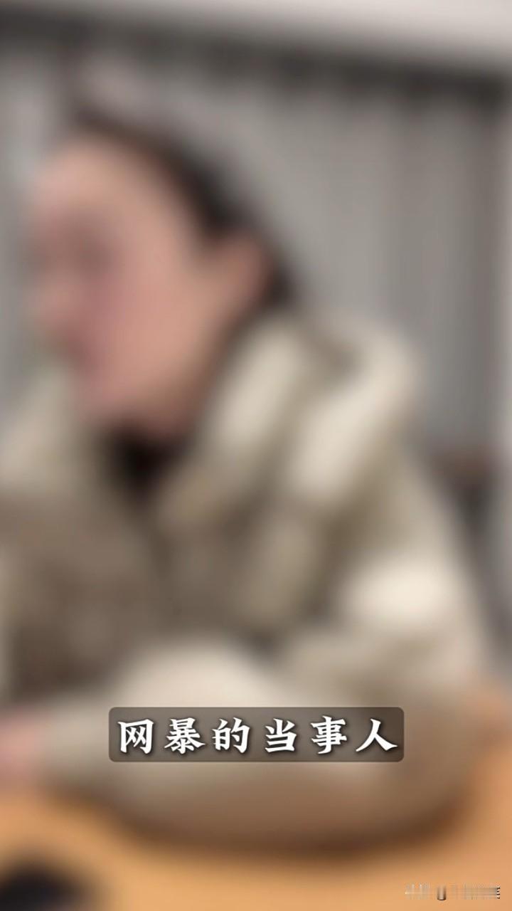 与瞎烤店老板“谈恋爱”的当事人发视频回应了：她一直转，一直转，被逼得没办法，所以