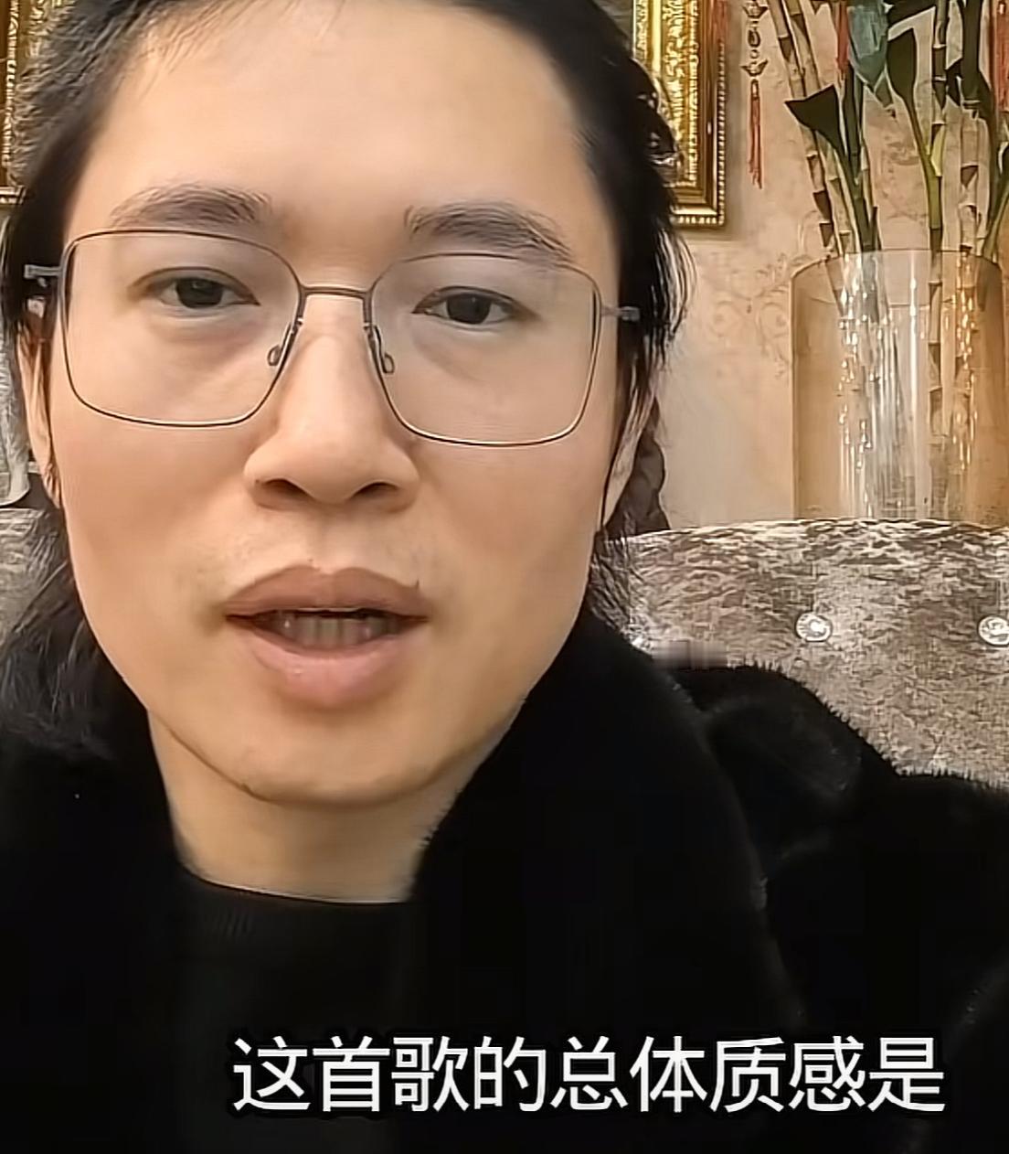 乐评人说陈楚生的《空中怪车事件》幻想中有温暖、现实中很悲伤。这是一首很有电影质