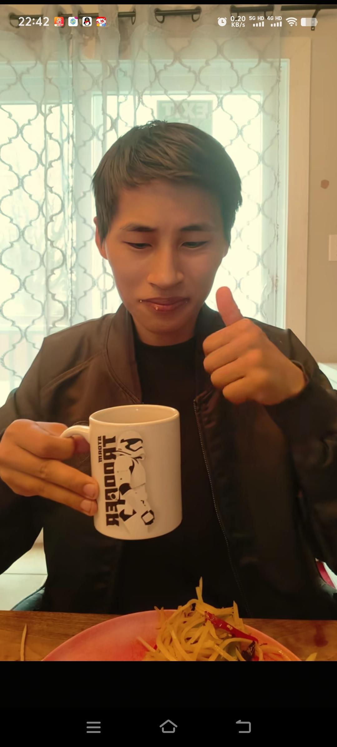 云鹏今天的早餐是昨晚打包的剩饭，有饺子，还有土豆丝，全是中国特色美食。他是个勤俭