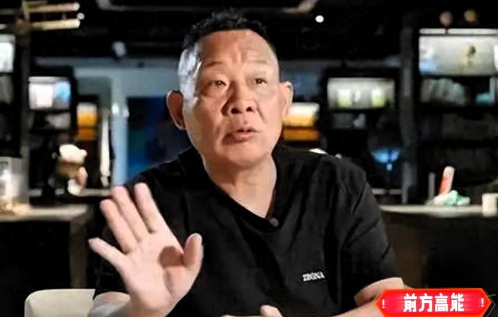 于东来这人，行事总能跳出常规，让人深思。7月21日深夜，他在社交平台连发11条