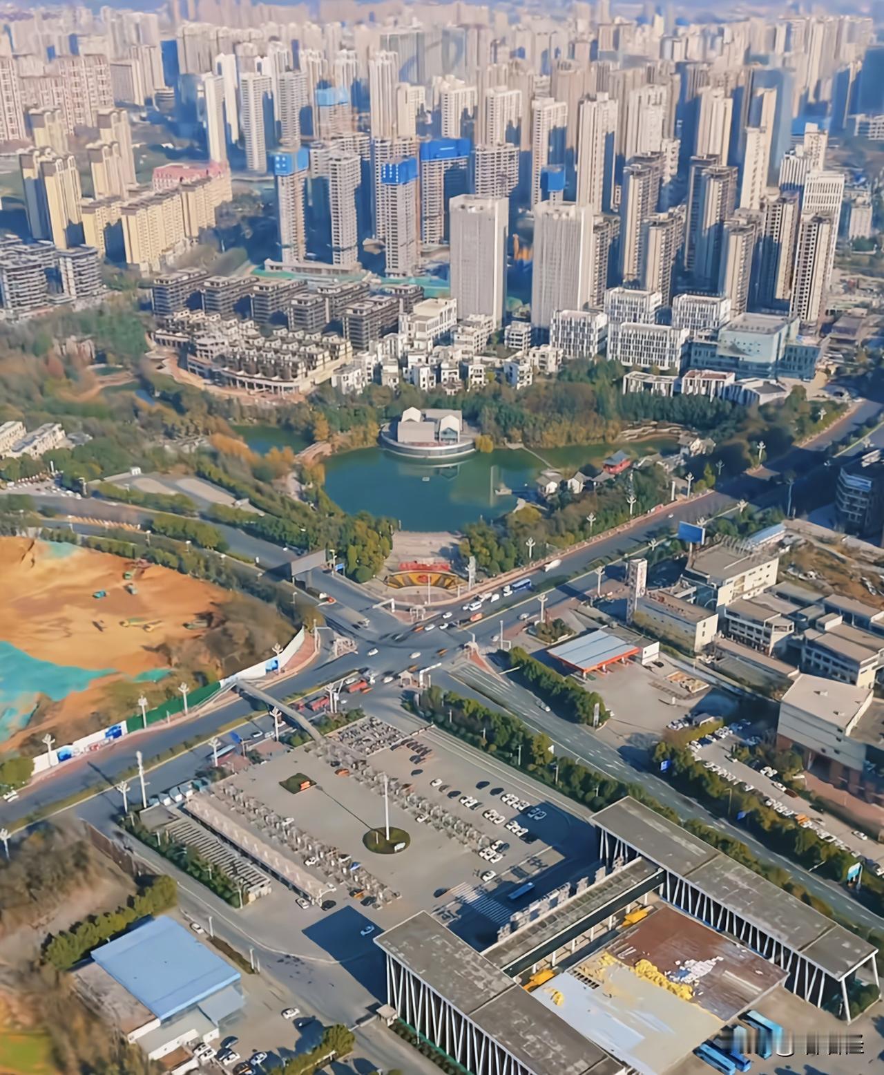 安康高新区发展新篇章，以秦巴明珠与生态新城为定位，城建风貌堪称陕南片区的新标杆，